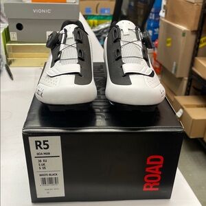 Fizik R5 BOA Men's Cycling Shoes - Black and White